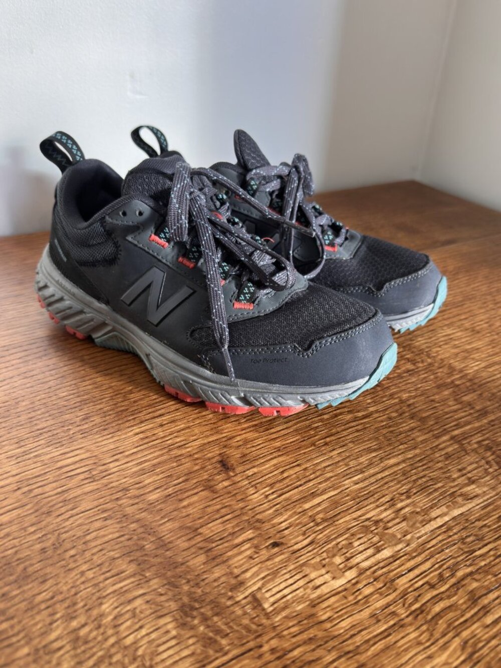 NEW BALANCE MEN'S SIZE 8 TRAIL RUNNING SHOE